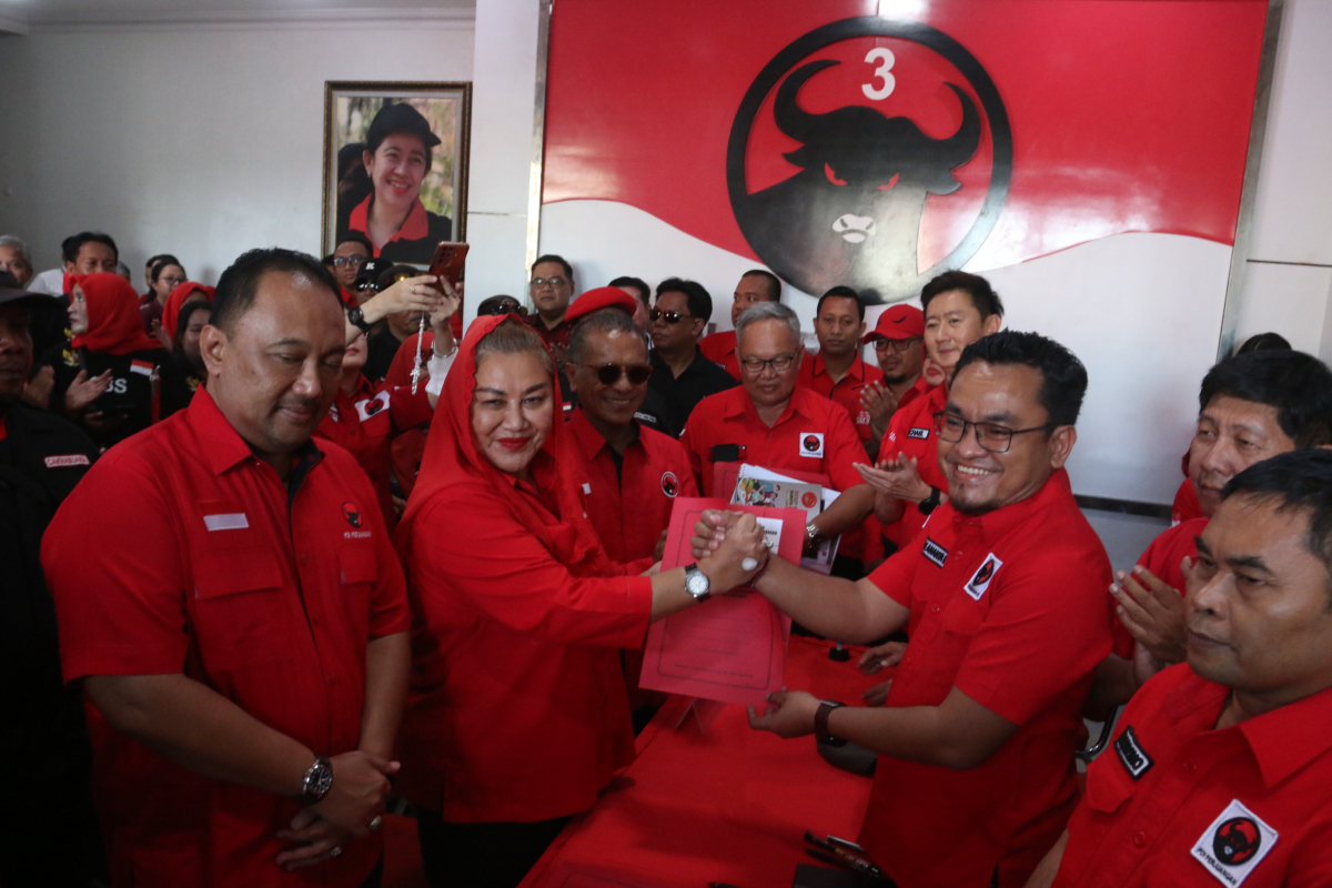 Wali Kota Semarang Hevearita Gunaryanti Rahayu atau Mbak Ita resmi mengembalikan berkas formulir pendaftaran bakal calon wali kota yang akan maju di Pilwakot Semarang 2024 ke DPC PDIP Kota Semarang.