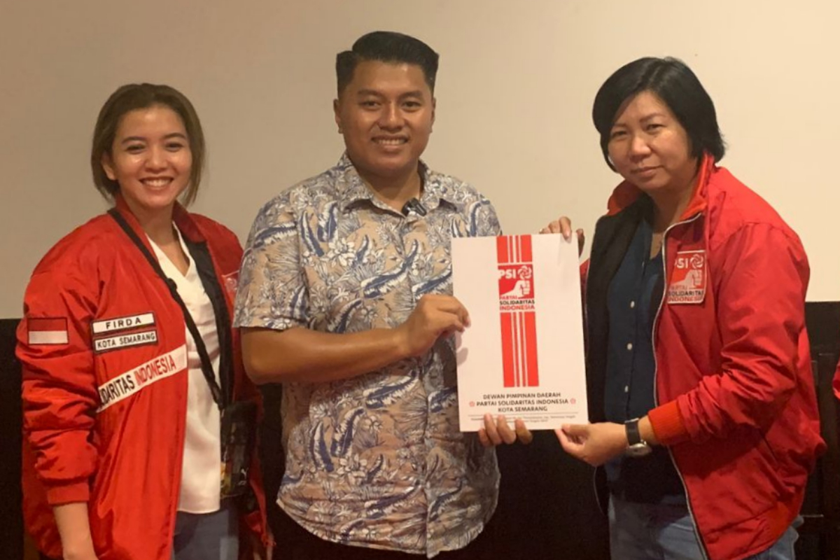 Ade Bhakti melakukan pengambilan formulir Pilkada ke DPD PSI Kota Semarang. M. IQBAL AMAR/JAWA POS RADAR SEMARANG