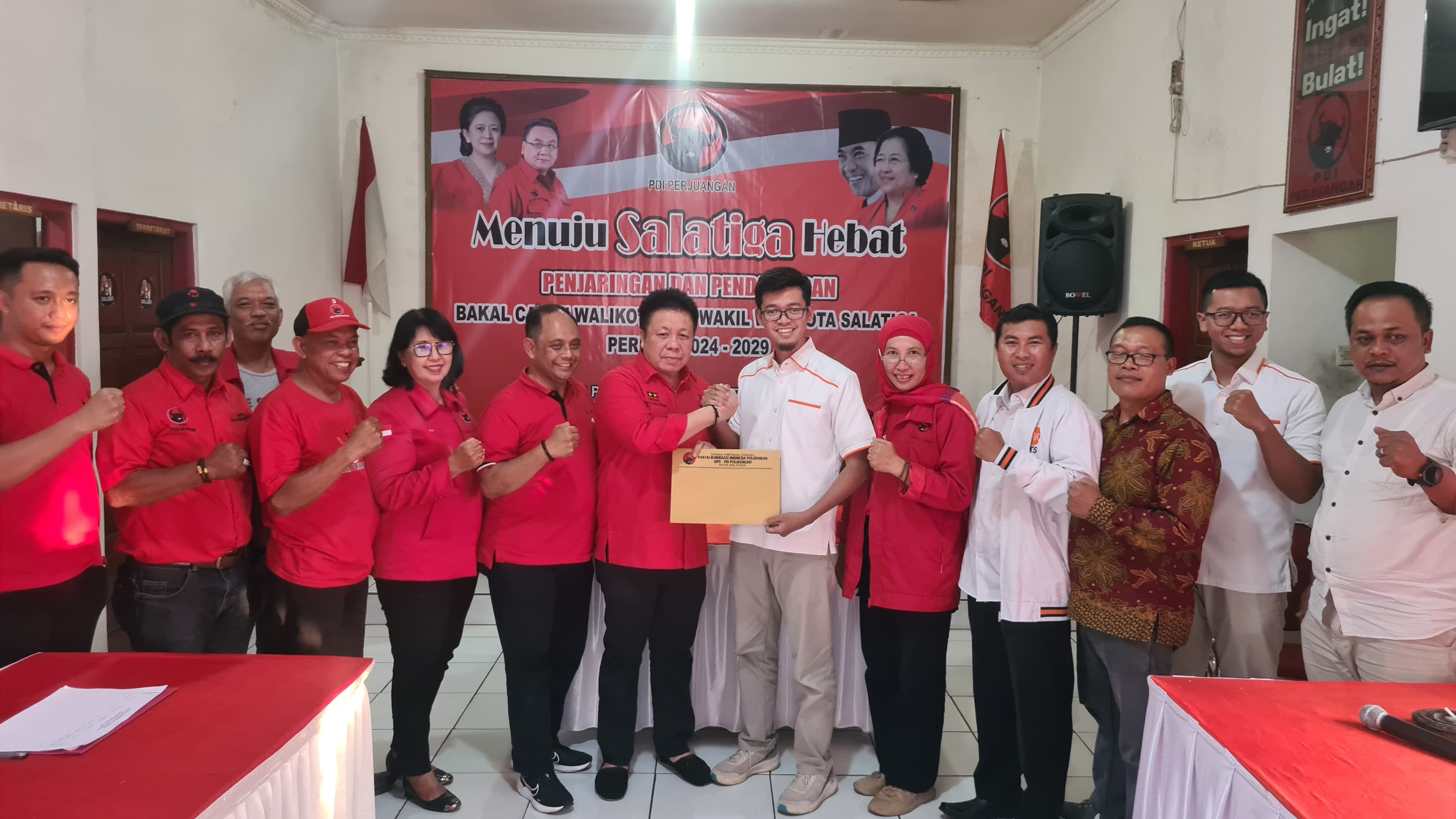 Kejutan muncul di hari terakhir pengembalian formulir di DPC PDIP Salatiga. Beberapa nama baru muncul setelah PKS dan PKB mengembalikan dengan menyebut nama calon yang mendaftar. (Dhinar Sasongko)