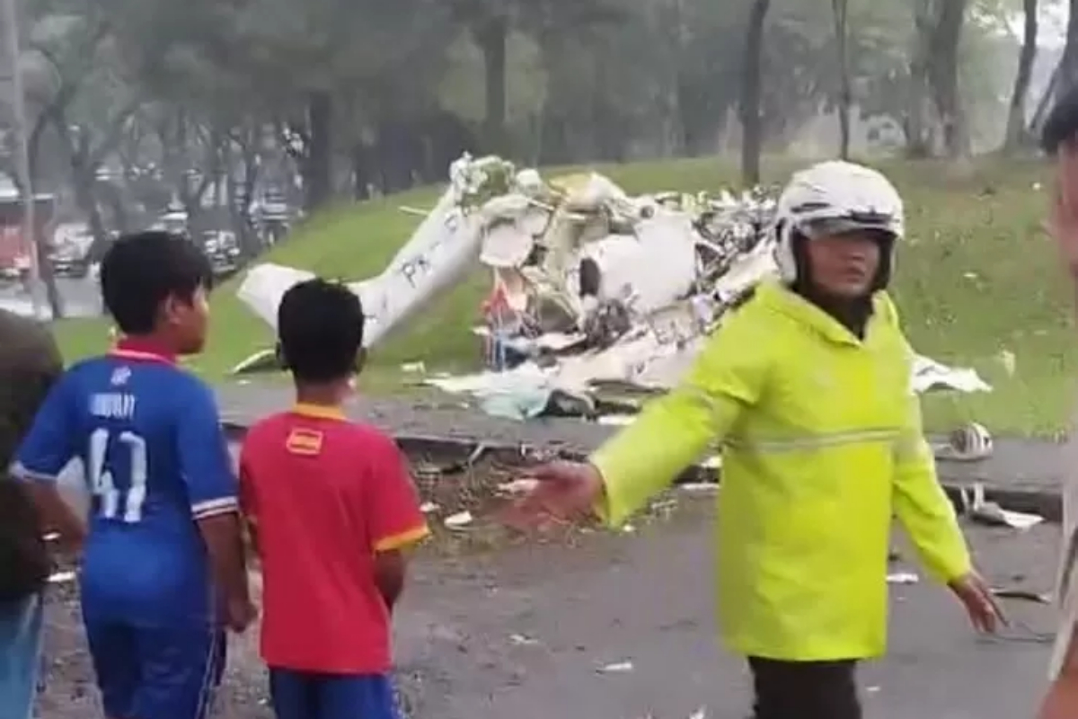 Sebuah pesawat berkode PK-IFP jatuh di Lapangan Sunburst, BSD, Tangerang Selatan. (Istimewa)
