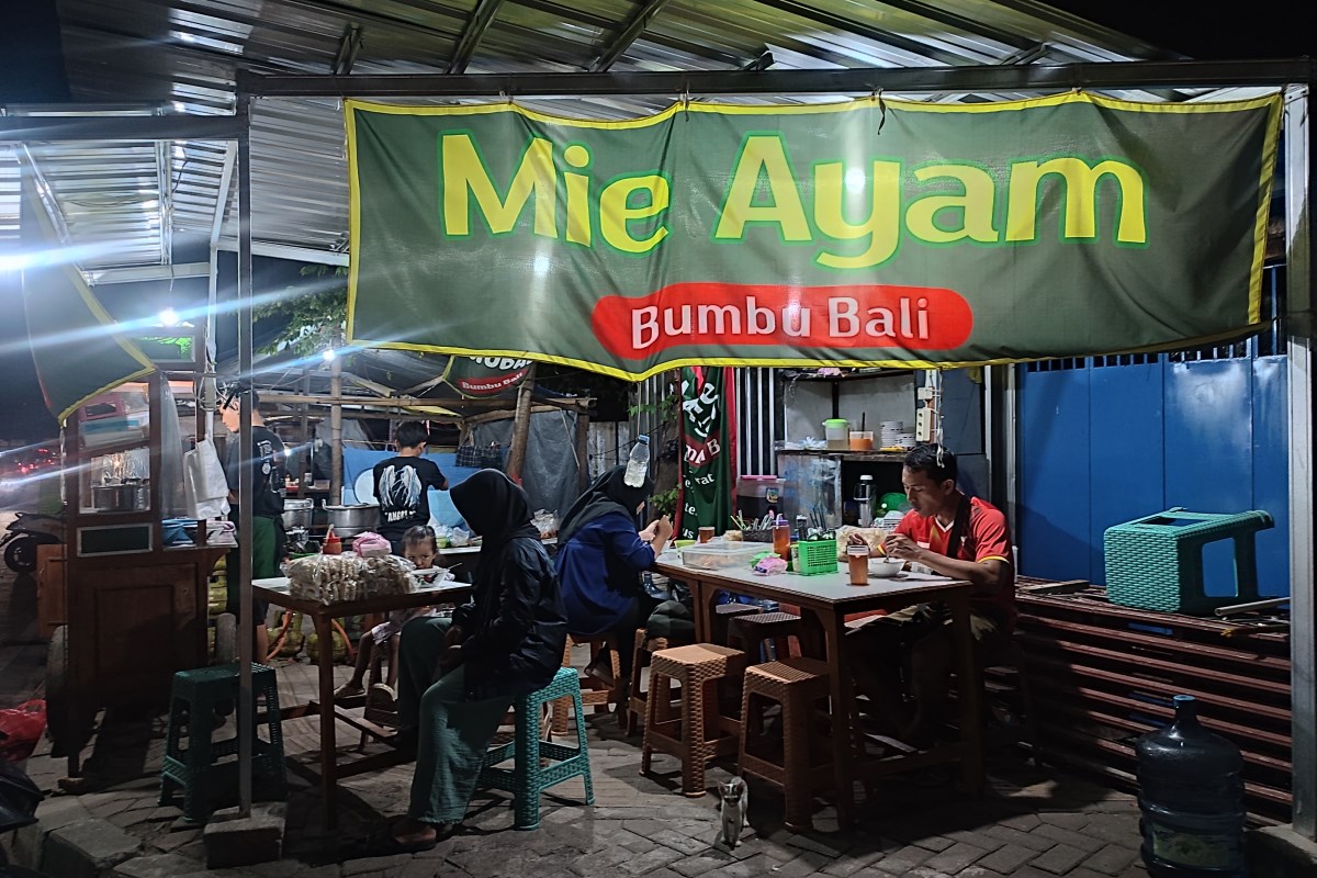 Warung Mie Ayam Bumbu Bali di Jalan WR Supratman, Kecamatan Semarang Barat.&nbsp;IDA FADILAH/JAWA POS RADAR SEMARANG