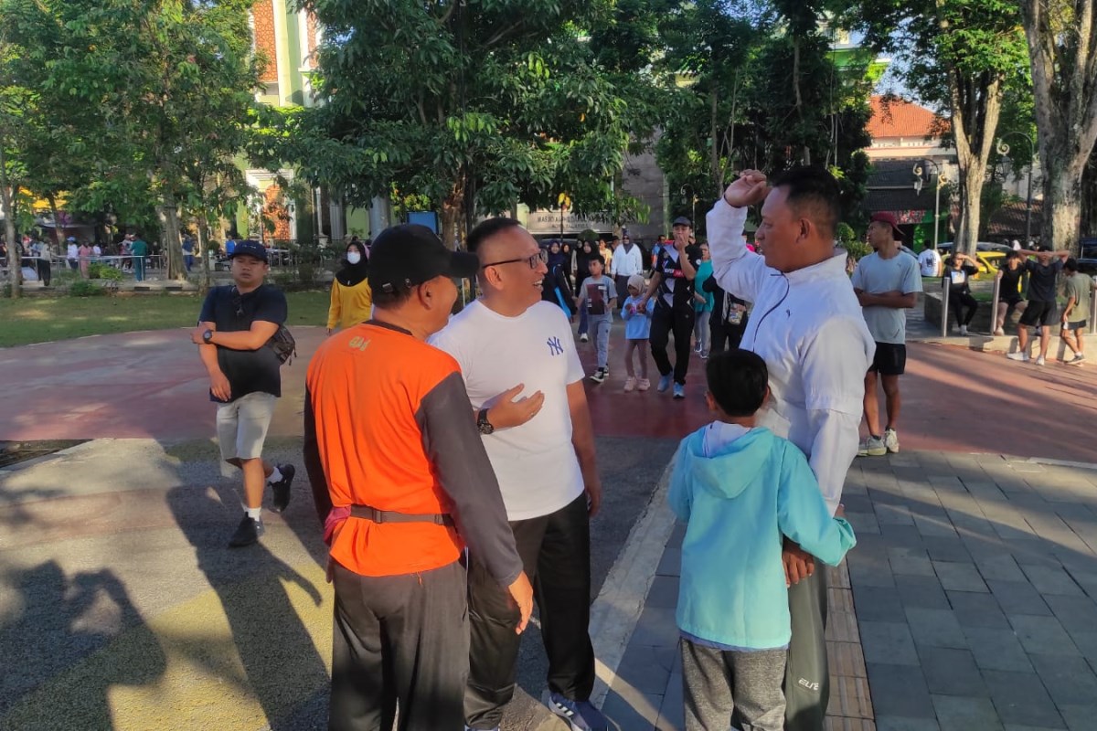 Mantan Pj Wali kota Sinoeng N Rachmadi  berjalan jalan di alun alun lapangan pancasila pada Minggu (19/5/2024) sekira pukul 06.30. (Dhinar Sasongko/Jawa Pos Radar Semarang)
