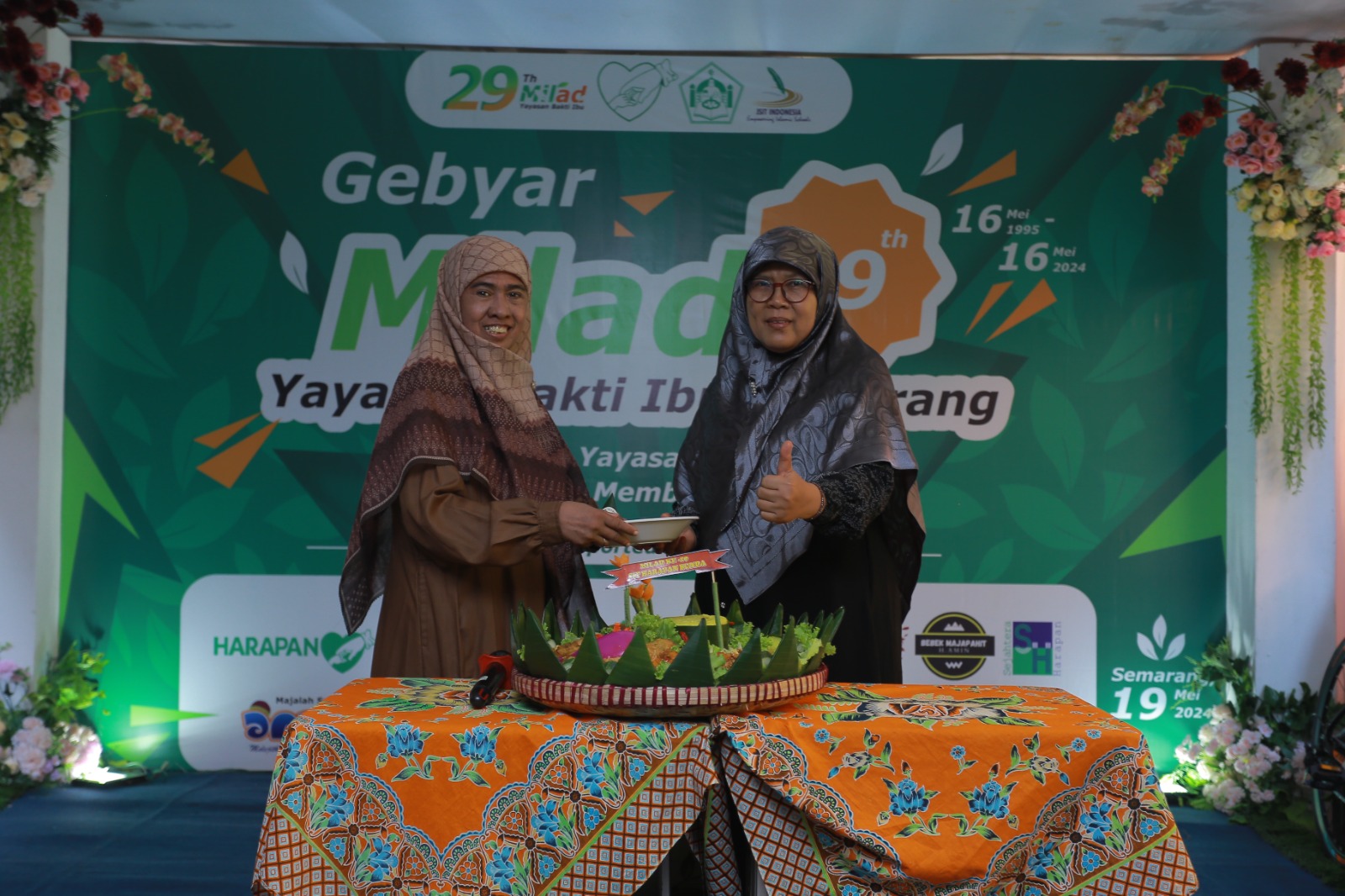 Bersama Yayasan Bakti Ibu Berkontribusi Membangun Negeri Milad ke-29 Yayasan Bakti Ibu Semarang  Semarang - Kemeriahan puncak gebyar milad Yayasan Bakti Ibu yang menaungi Sekolah Islam Terpadu (SIT) H