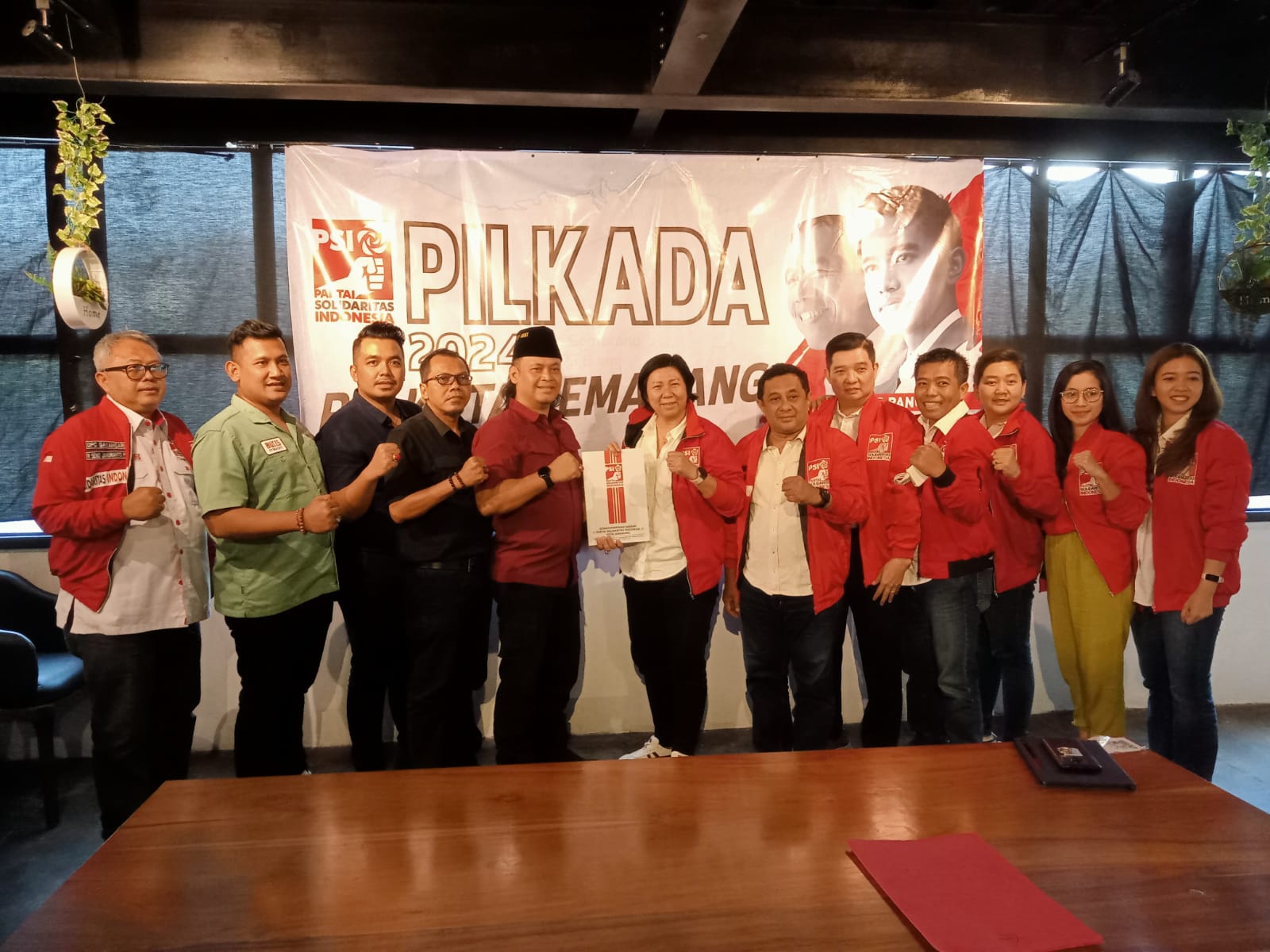 Bambang Eko Purnomo didampingi timnya menyerahkan berkas pendaftaran kepada Ketua DPD PSI Kota Semarang, Melly Pangestu dan jajaran pengurus PSI Kota Semarang.