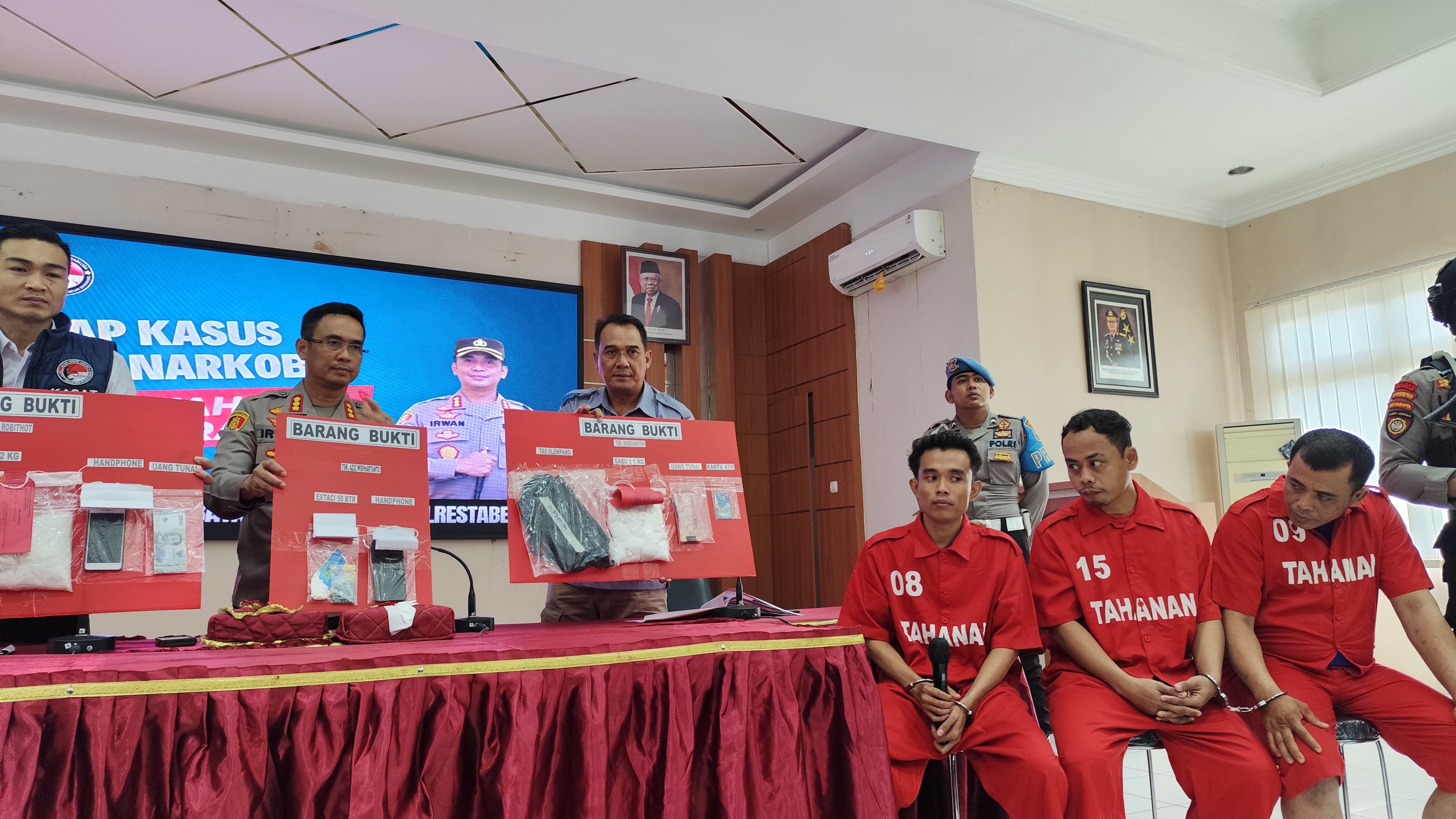 Sebanyak 3 kilogram narkoba jenis sabu dan pil ekstasi diamankan anggota Satresnarkoba Polrestabes Semarang. (M Hariyanto/Jawa Pos Radar Semarang)