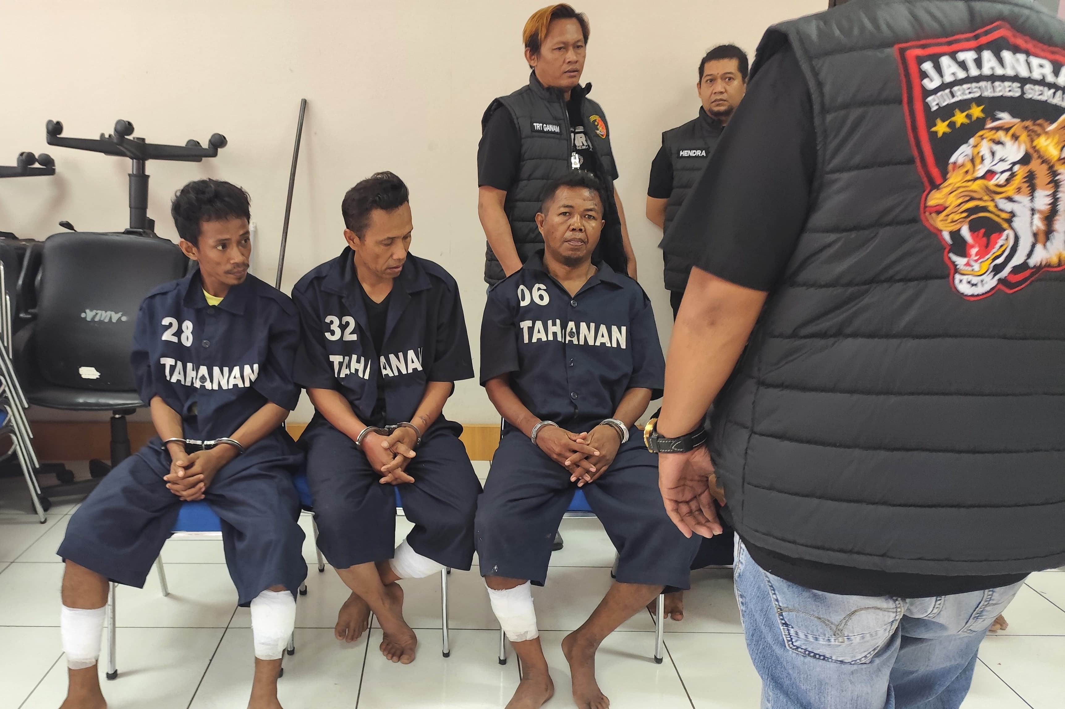 Tiga orang komplotan pelaku pencurian spesialis rumah kosong diringkus anggota Jatanras Satreskrim Polrestabes Semarang. (M Hariyanto/Jawa Pos Radar Semarang)