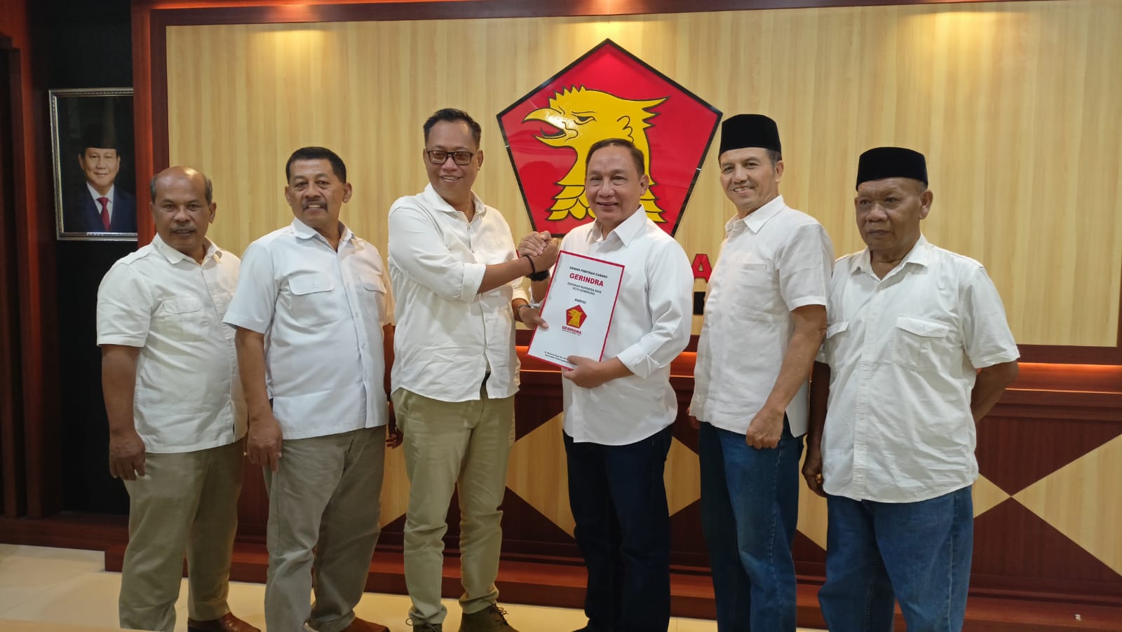 Mantan Wali Kota Semarang, Soemarmo Hadi Saputro atau Soemarmo HS menyerahkan berkas pendaftaran ke DPC Partai Gerindra Kota Semarang, Senin (20/5). ADENNYAR WYCAKSONO/JAWA POS RADAR SEMARANG