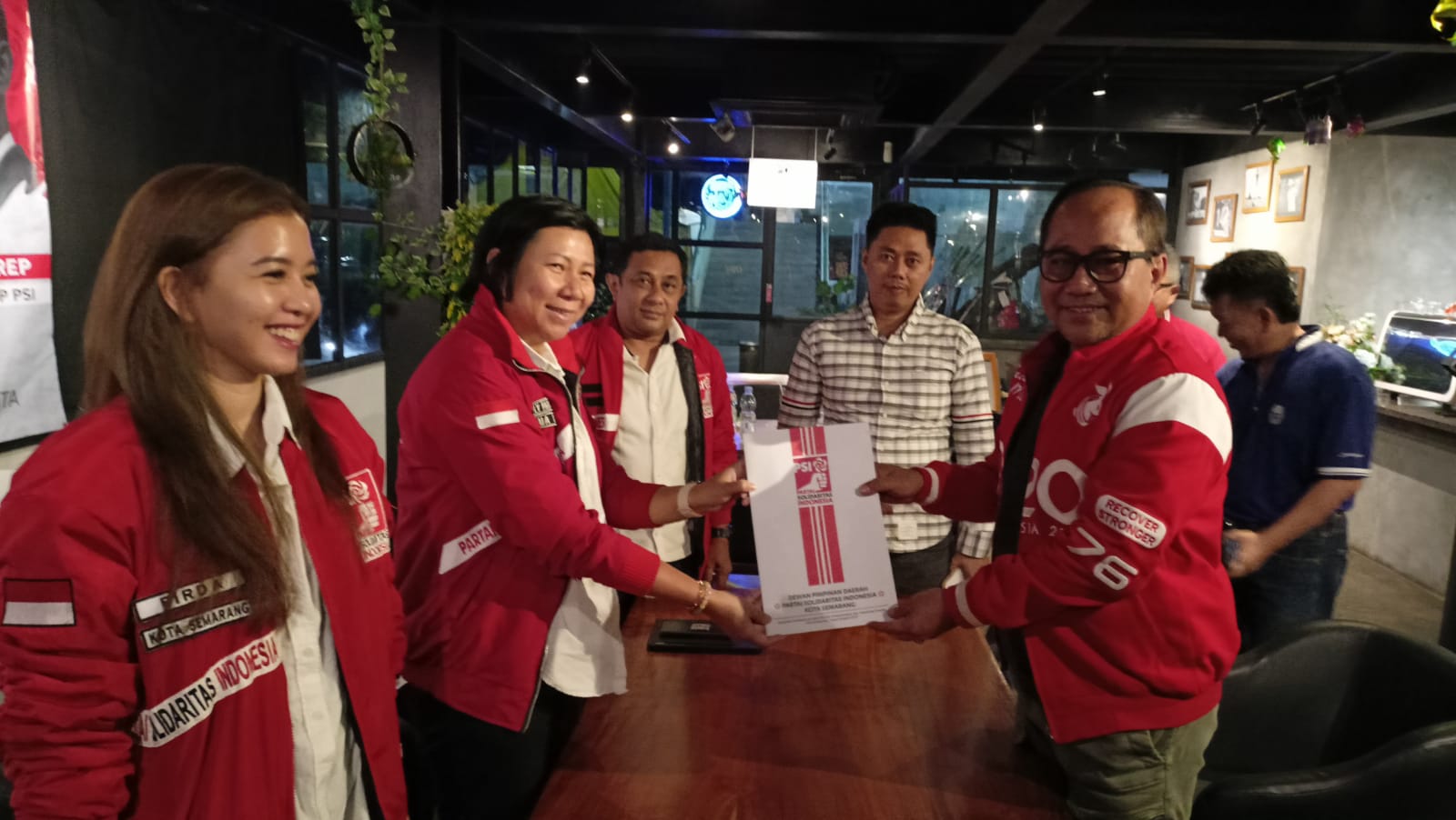 Sekretaris Daerah (Sekda) Kota Semarang, Iswar Aminuddin menyerahkan berkas ke DPD PSI Kota Semarang. ADENNYAR WYCAKSONO/JAWA POS RADAR SEMARANG