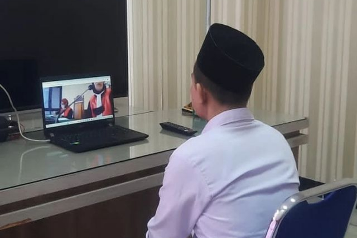 Kasi Pidsus Sigit Muharram bersama Kasi Intel Kejari Kendal Langgeng Prabowo saat menyampaikan hasil putusan kades Gebang. DEVI KHOFIFATUR RIZQI/ JAWA POS RADAR SEMARANG