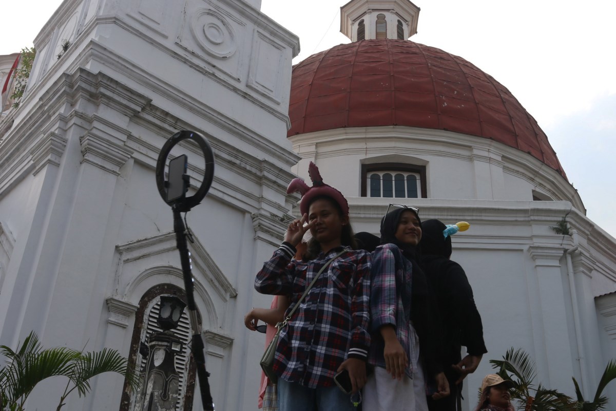 Sejumlah remaja bergaya dengan kamera 360 derajat di Kota Lama Semarang yang sering menjadi salah satu jujukan wisata pelajar dari berbagai daerah. DOK NURCHAMIM/JAWA POS RADAR SEMARANG