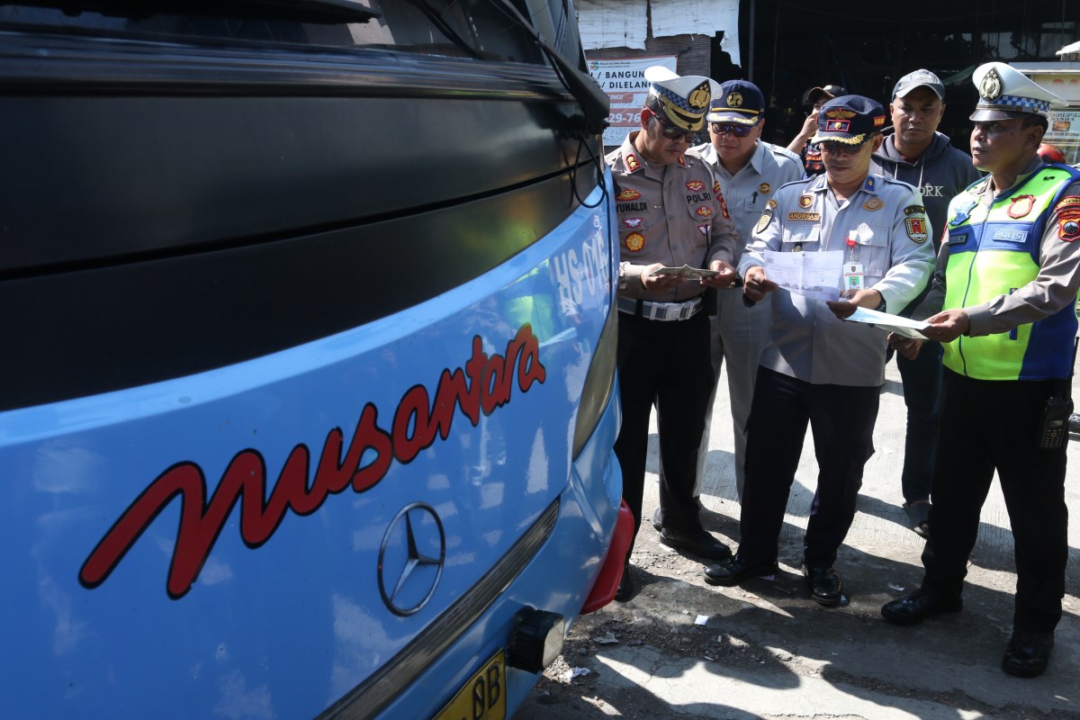 Petugas sedang mengecek kondisi bus yang ada di Terminal Bayangan Sukun, Banyumanik, Semarang. NURCHAMIM/JAWA POS RADAR SEMARANG