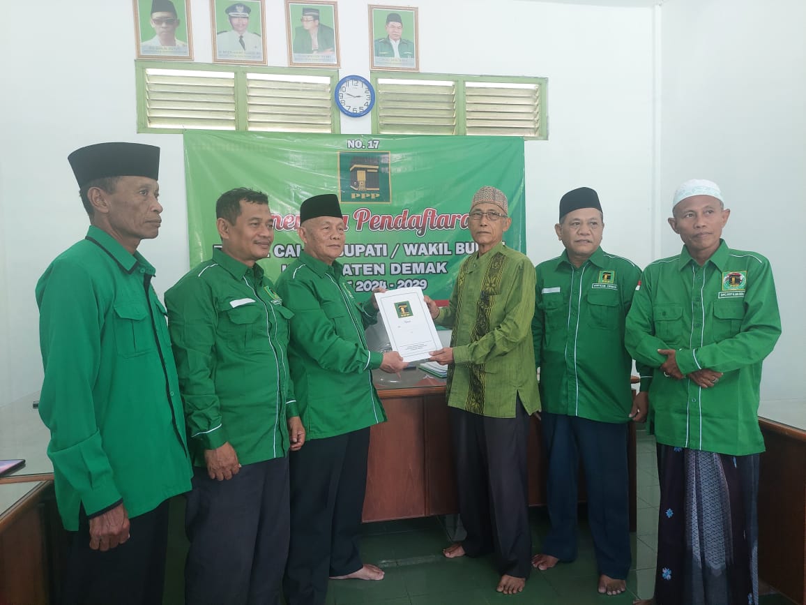 Ketua Desk Pilkada DPC PPP Subari menerima tim cabup Teguh Sapto Utomo dalam pengambilan berkas pencalonan. (Wahibpribadi)