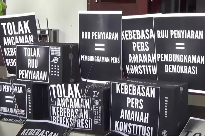 Kiriman warganet yang kembali ramai soroti Revisi RUU penyiaran.