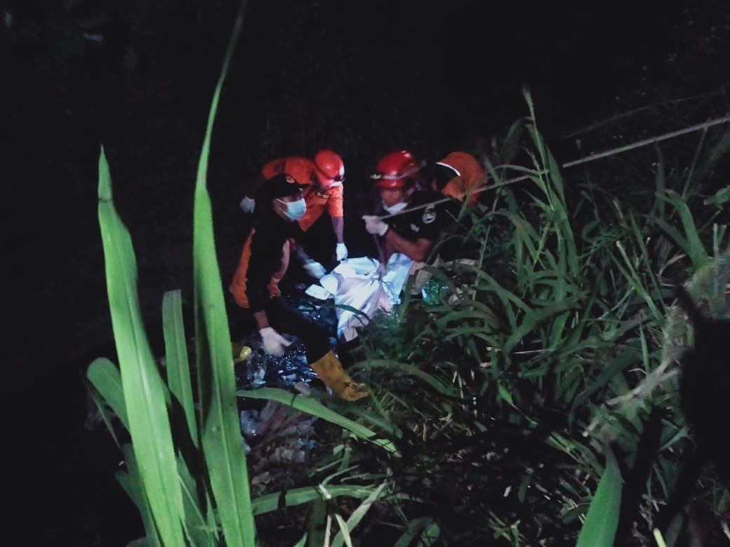 Personil BPBD Kabupaten Semarang saat mengevakuasi korban dari gorong-gorong