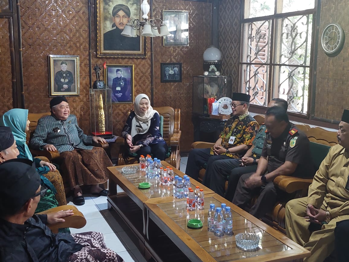 Bupati Demak dr Eistianah bersama Forkopimda menjalankan pisowanan ke Sesepuh Kadilangu Cahyo Iman Santoso. (Wahibpribadi)