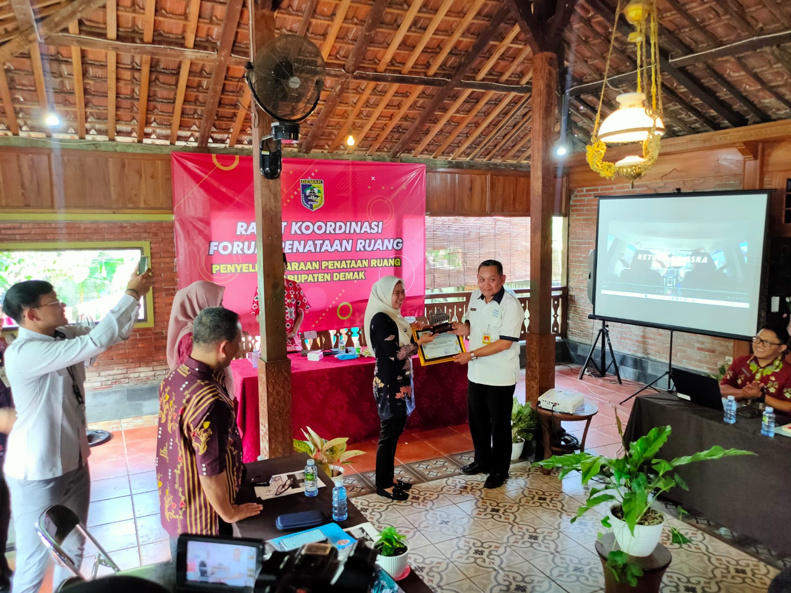 Bupati Demak dr Eistianah dalam rakor tata ruang di RM Malaya limgkar Demak. (Wahibpribadi)