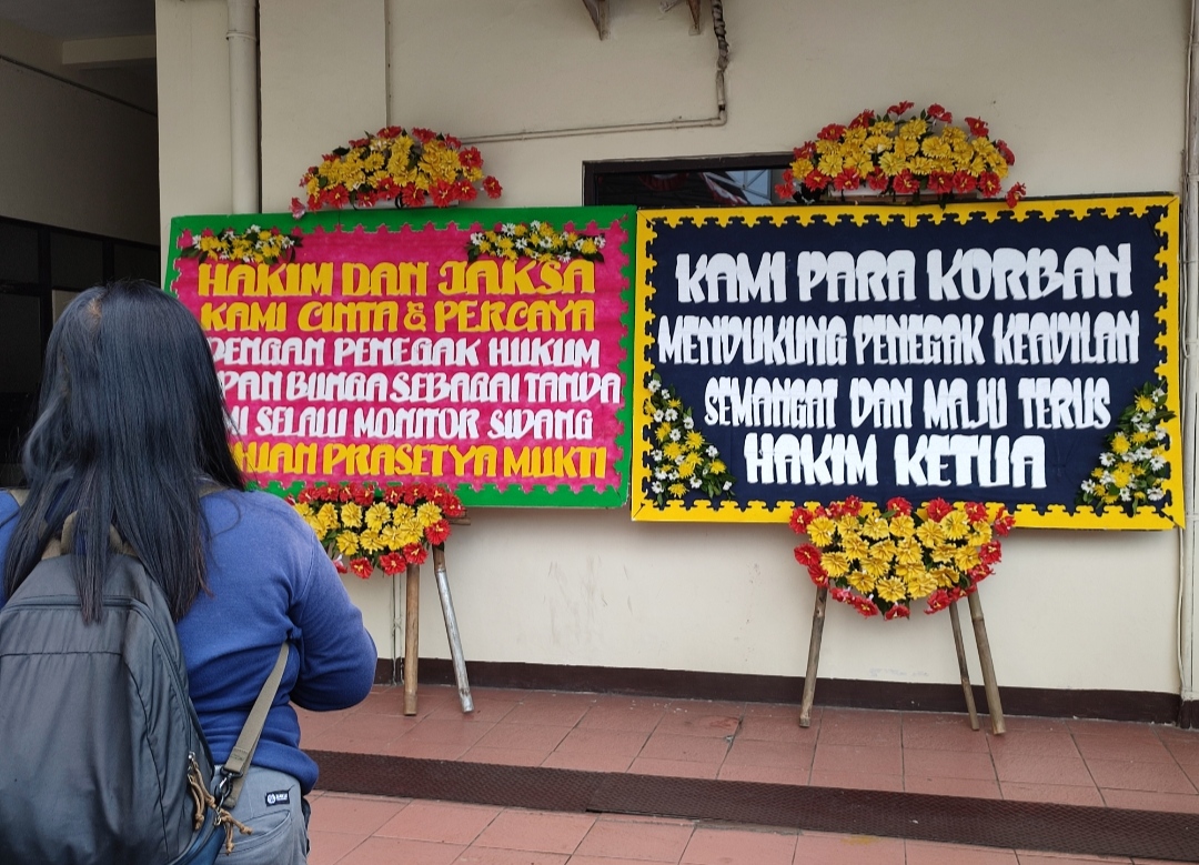 Karangan bunga dikirim korban arisan online saat persidangan di Pengadilan Negeri (PN) Semarang pada Agustus 2023 lalu.