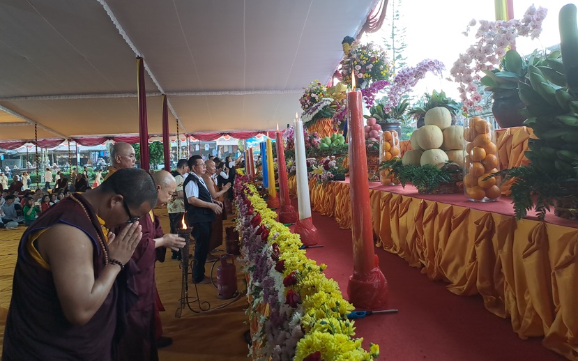 SIMBOL PENERANGAN : Para biksu berdoa di depan lilin yang dinyalakan dengan api dharma dari Mrapen di Candi Mendut Selasa (21/5).