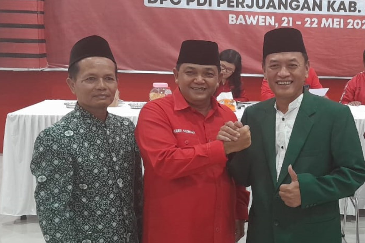 Bupati Semarang Ngesti Nugraha dan Wakil Bupati Semarang kembalikan formulir pendaftaran Bakal Calon Bupati dan Wakil Bupati Semarang pilkada 2024 di DPC PDIP Kabupaten Semarang. Maria Novena/Jawa Pos