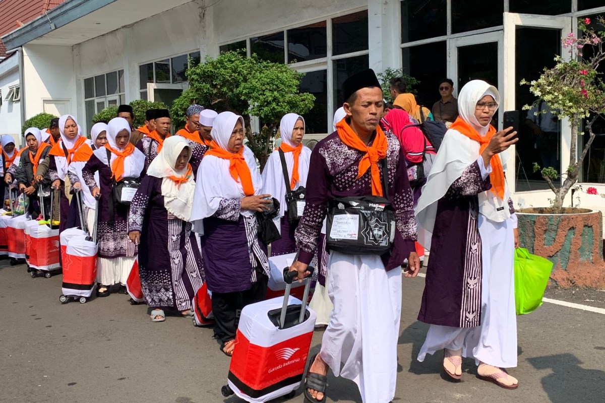 Calhaj asal Kendal mulai berangkat ke Embarkasi Donohudan dan selanjutnya terbang ke Mekkah, Rabu (22/5). DEVI KHOFIFATUR RIZQI/ JAWA POS RADAR SEMARANG