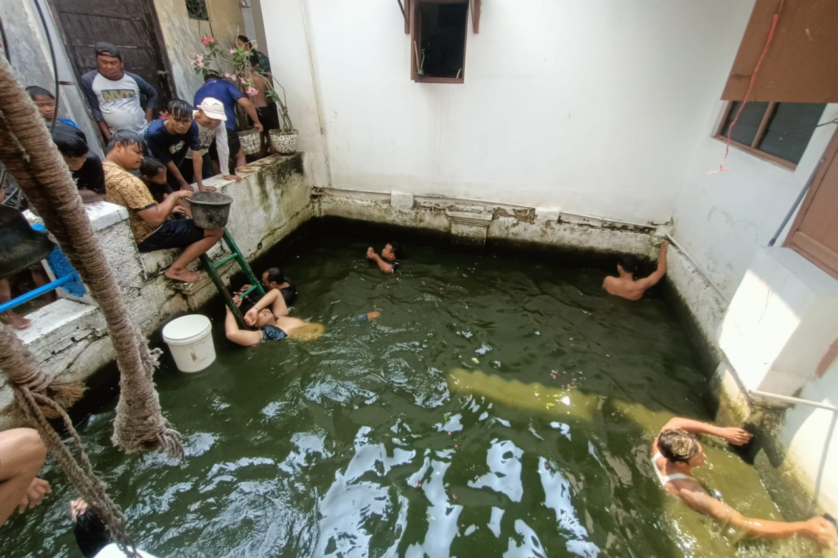 Warga Kranggan Dalam RW 1 Kelurahan Kranggan, Semarang Tengah melakukan nyadran Sendang Nyai Ronggo - Aki Ronggo sebagai tradisi Apitan, Kamis (23/5). FIGUR RONGGO WASSALIM/JAWA POS RADAR SEMARANG