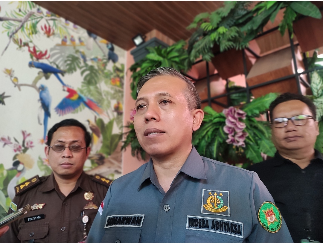 Asintel Kejati Jateng Sunarwan memberikan keterangan pers.