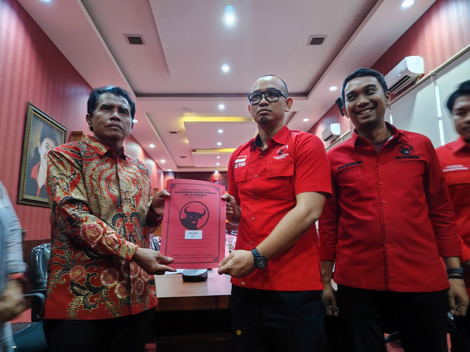 Anggota DPR RI, Riyanta mengambil formulir pendaftaran cawagub Jateng lewat PDI Perjuangan.