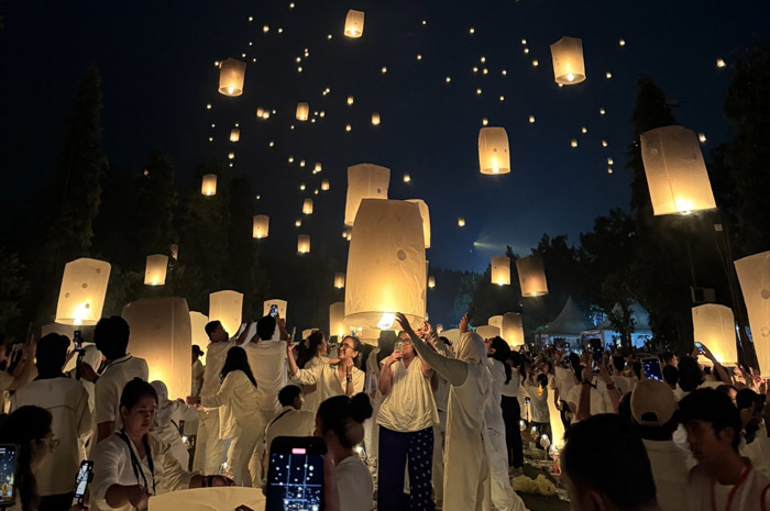 Festival Lampion saat malam penutupan Perayaan Waisak 2024 di Candi Borobudur, Magelang, pada Kamis (23/5) malam.