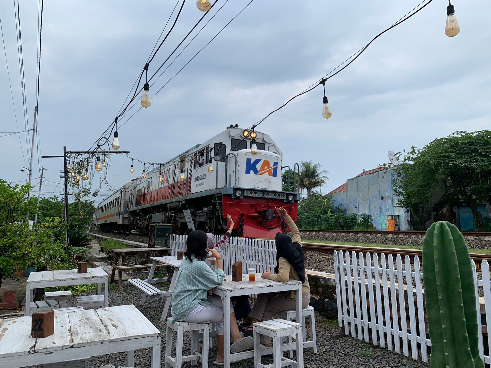 Angkringan Hitam Putih di Weleri menawarkan pemandangan kereta api melintas. DEVI KHOFIFATUR RIZQI/ JAWA POS RADAR SEMARANG