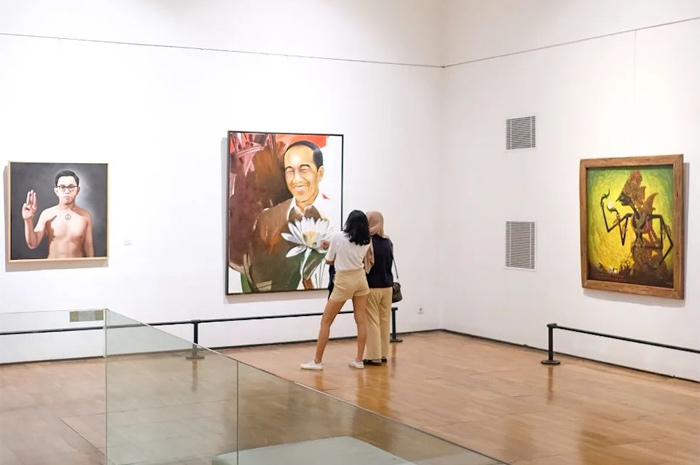 Pengunjung sedang melihat karya seni lukisan Jokowi di Semarang Contemporary Art Gallery.