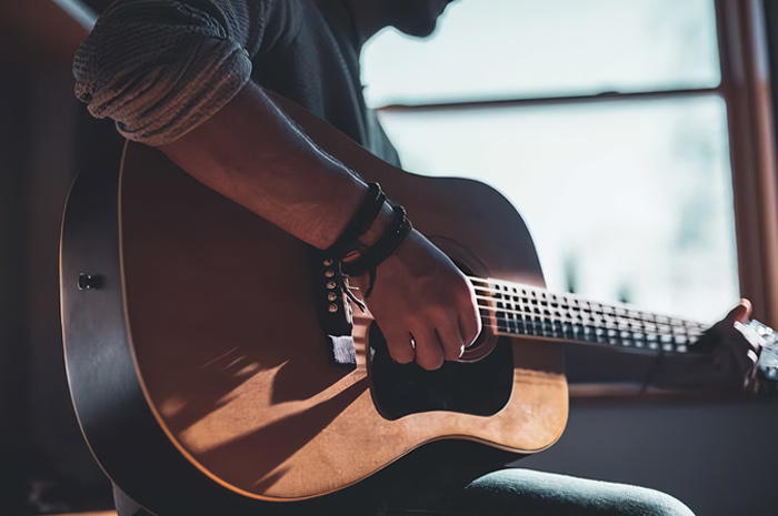 Ilustrasi rekomendasi lagu akustik terbaru 2024 dan fenomenal sepanjang masa.