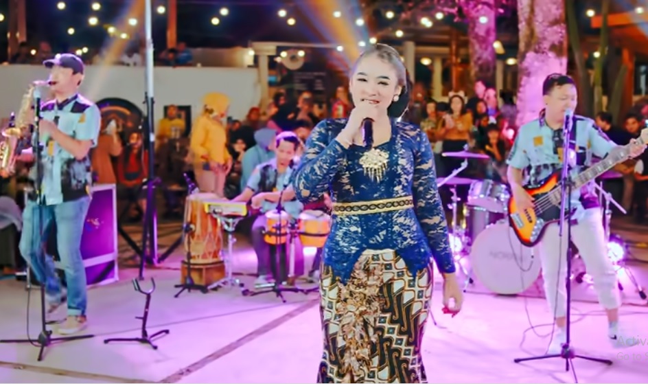 Tangkap layar video Niken Salindry saat menyanyikan lagu LDR di Blitar.