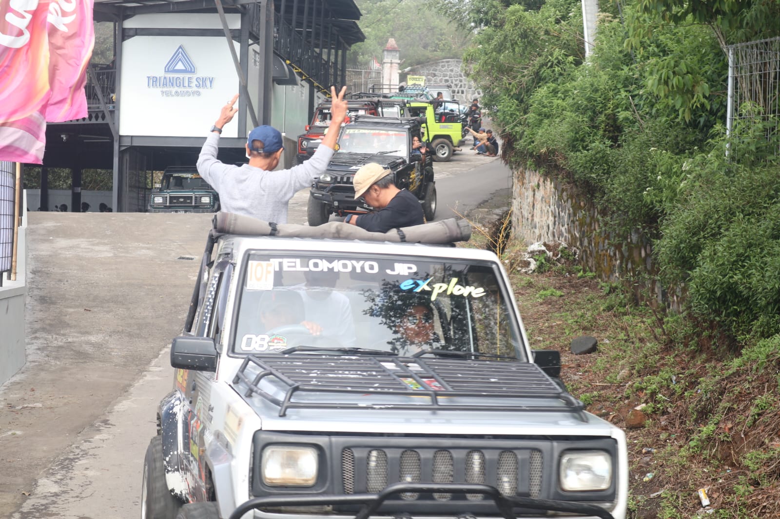 Wisatawan melakukan trip perjalanan dengan menggunakan mobil jip di Gunung Telomoyo