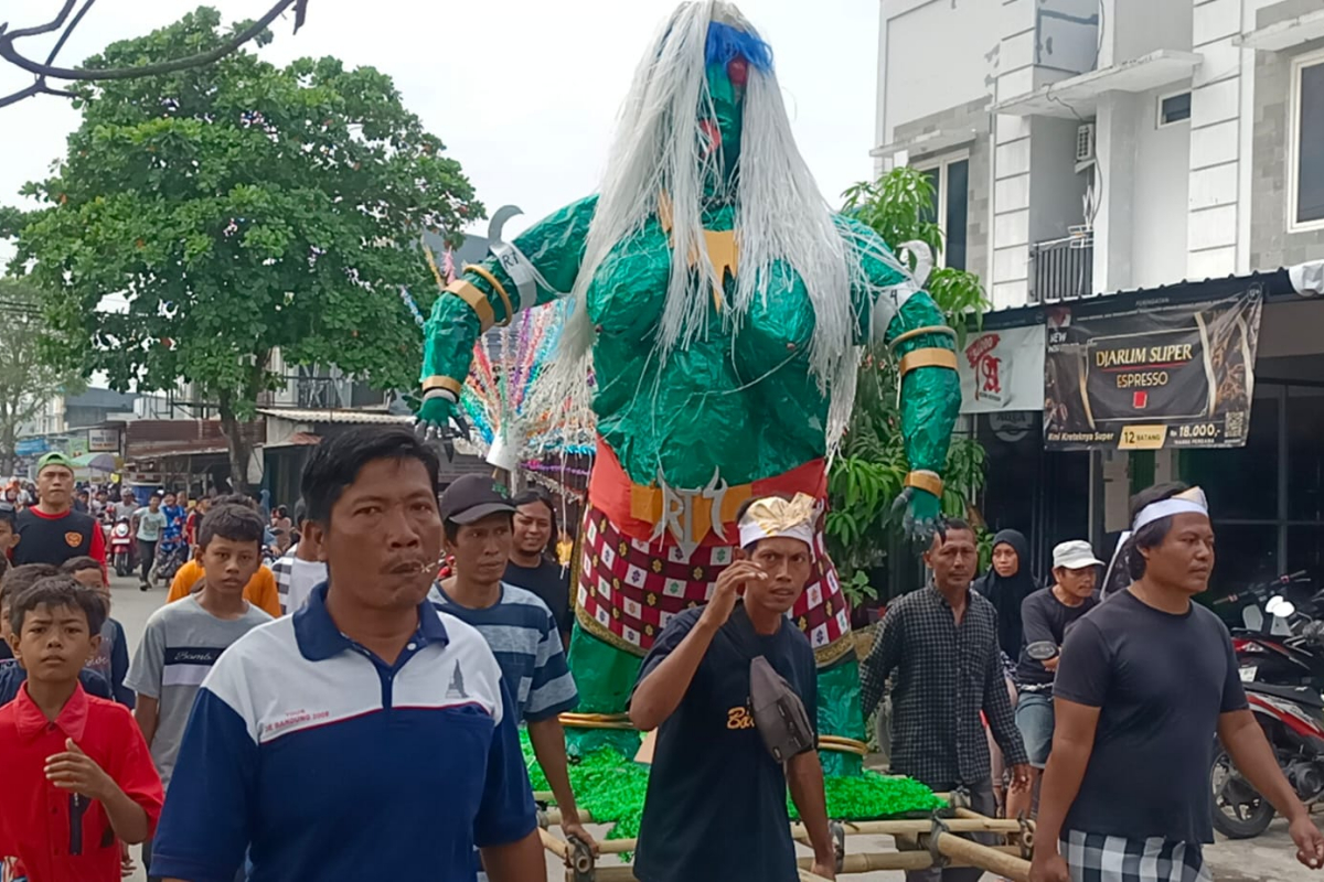 Warga RW 1 Kelurahan Meteseh ikuti kirab budaya dengan membawa empat gunungan dan mengenakan berbagai kostum, Minggu (26/5). FIGUR RONGGO WASSALIM/JAWA POS RADAR SEMARANG