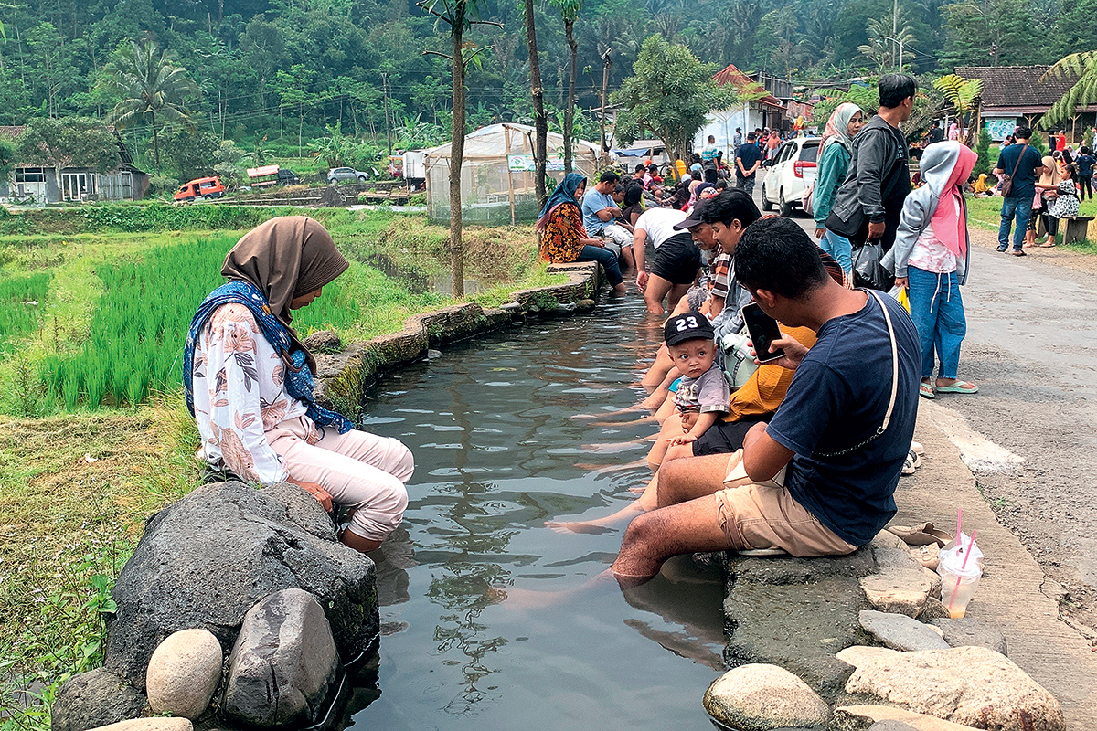 Pengunjung tampak riang gembira bermain air di wisata alam Kalikesek, Limbangan. DEVI KHOFIFATUR RIZQI/ JAWA POS RADAR SEMARANG