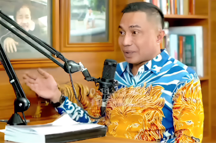 Dharma Pongrekun saat sedang diskusi dalam sebuah podcast media yang membicarakan agenda terkait peluncuran internet Starlink.