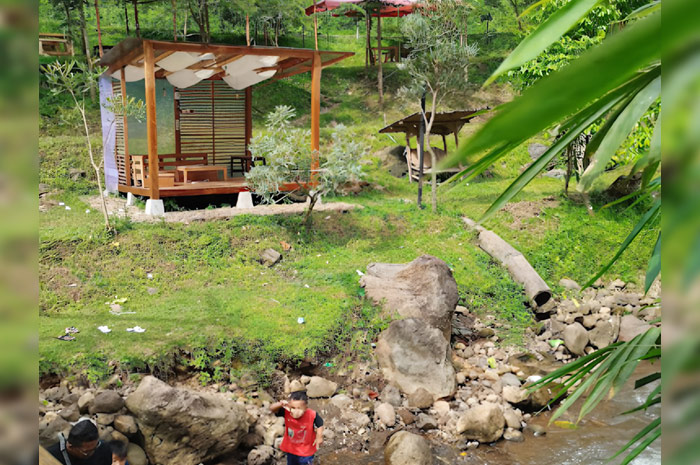 Salah satu spot angkringan di dalam The Forrest Limbangan Kendal.