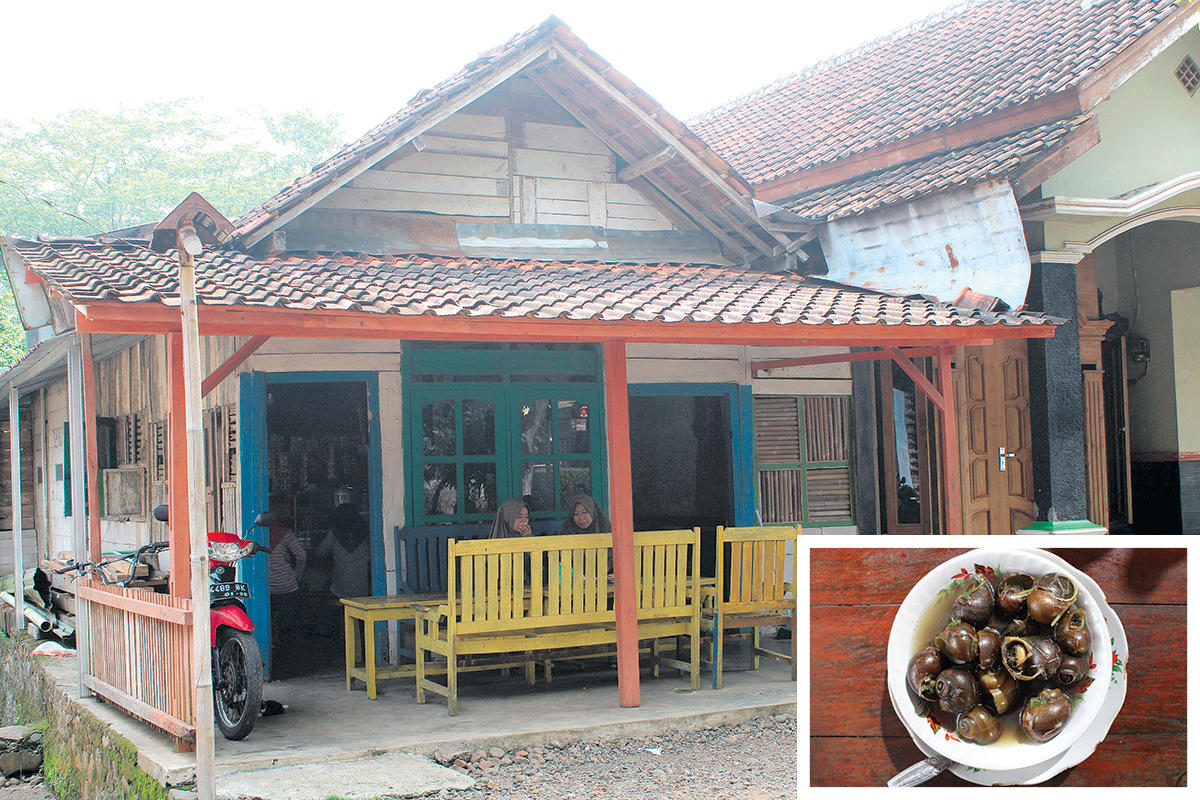 Warung Mbah Suro, Desa Kalijoyo, Kecamatan Kajen, Kabupaten Pekalongan.&nbsp;NANANG RENDI AHMAD/JAWA POS&nbsp;RADARSEMARANG