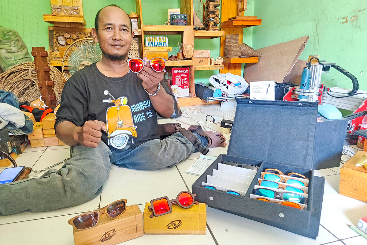 Azis Abdullah Bajasud menunjukkan produk frame kacamata kayu yang pernah dibeli Presiden Joko Widodo. KHAFIFAH ARINI PUTRI/JAWA POS RADAR SEMARANG