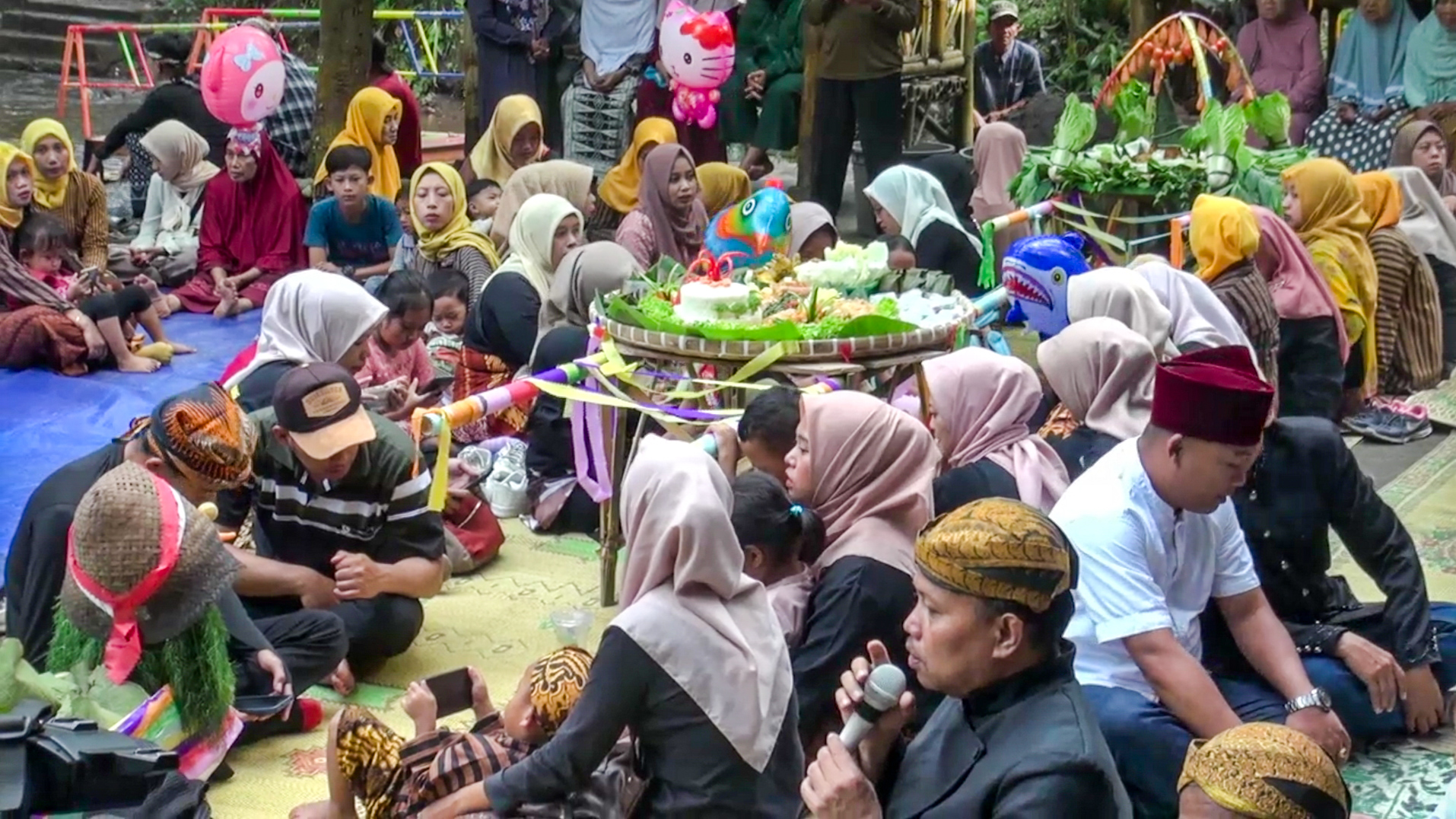 Warga berdoa bersama di area Sumber Mas Kali Odo
