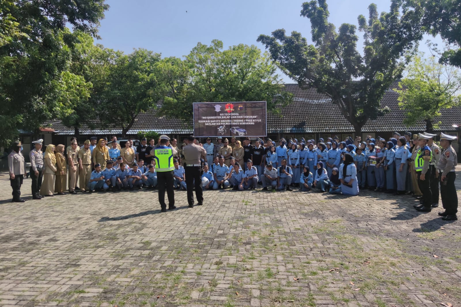 Perwira Personel Polrestabes Semarang Menjadi Inspektur Upacara di sekolah SMK di Kota Semarang. (M Hariyanto/Jawa Pos Radar Semarang)