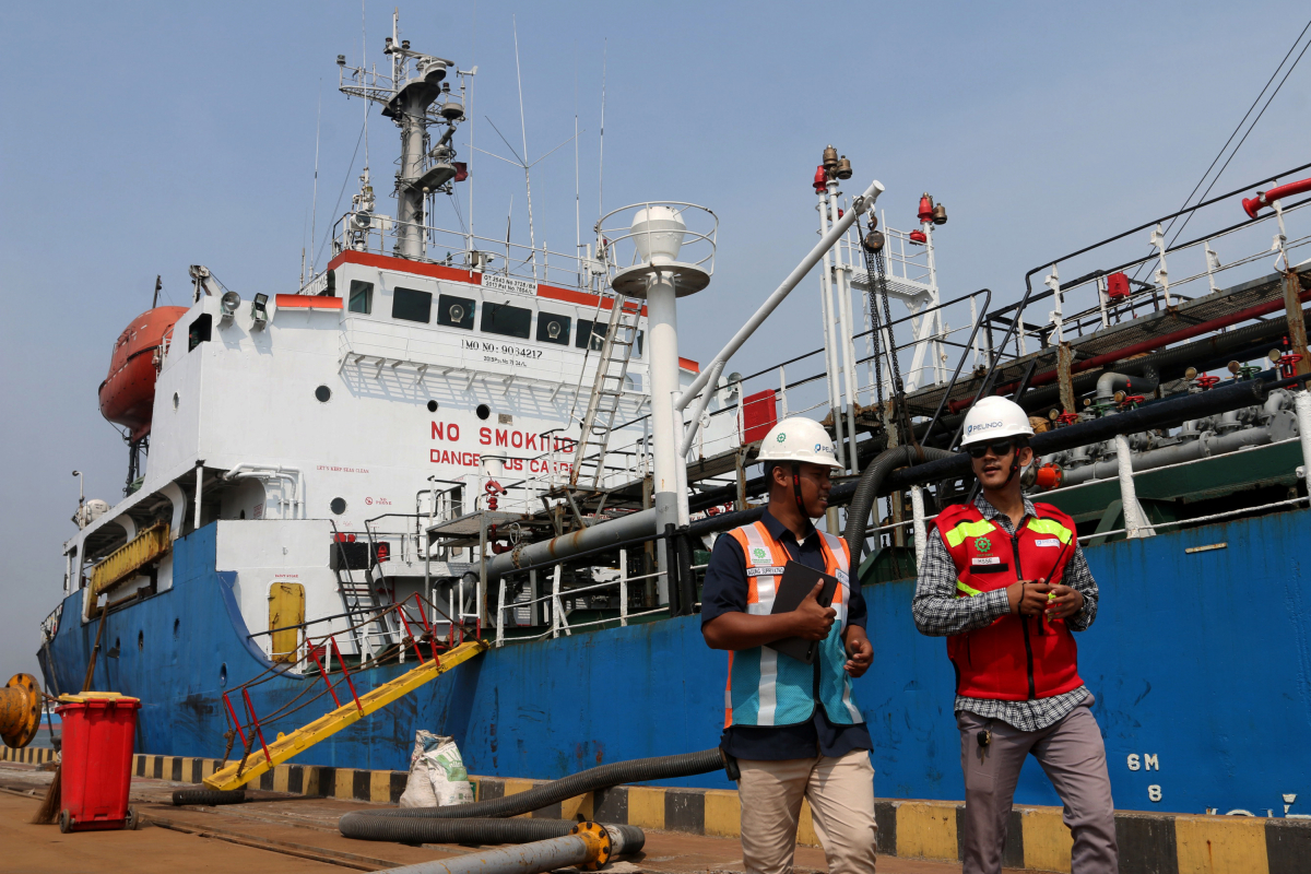 Sejumlah karyawan PT Pelindo Multi Terminal (SPMT) berkoordinasi saat kedatanga nonpetikemas di Pelabuhan Tanjung Emas Semarang, Rabu (22/5/2024).