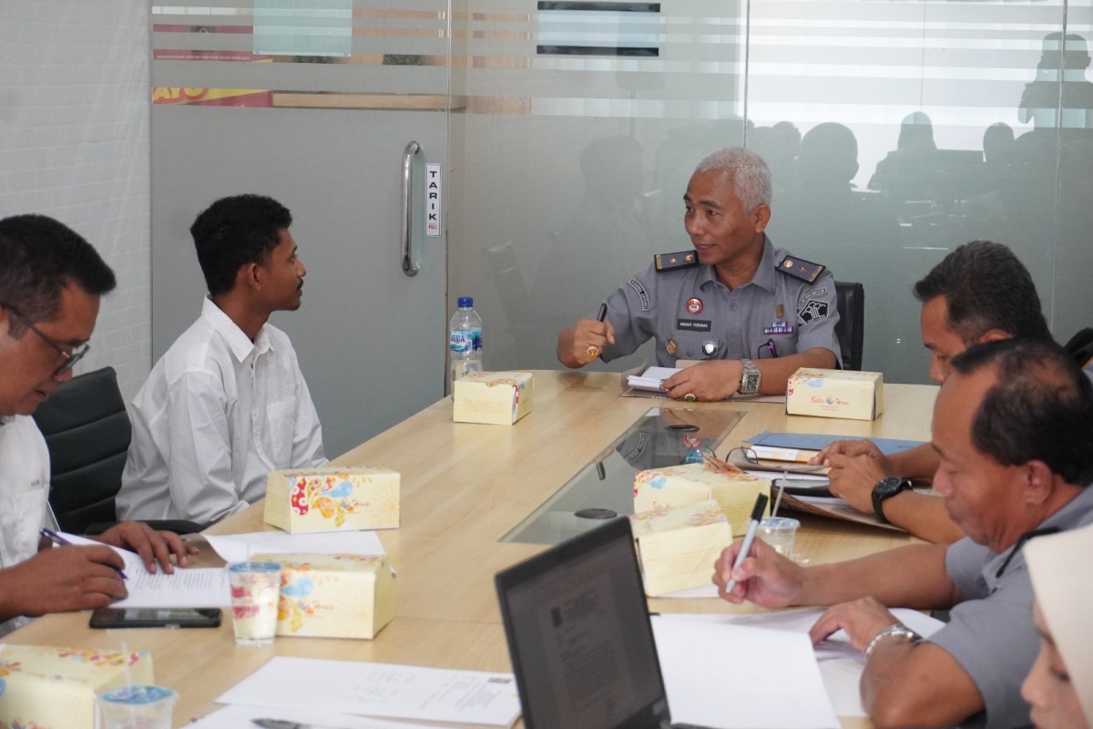 Kepala Divisi Pelayanan Hukum dan HAM Anggiat Ferdinan melakukan wawancara dengan pemohon kewarganegaraan, Senin (27/5/2024).&nbsp;