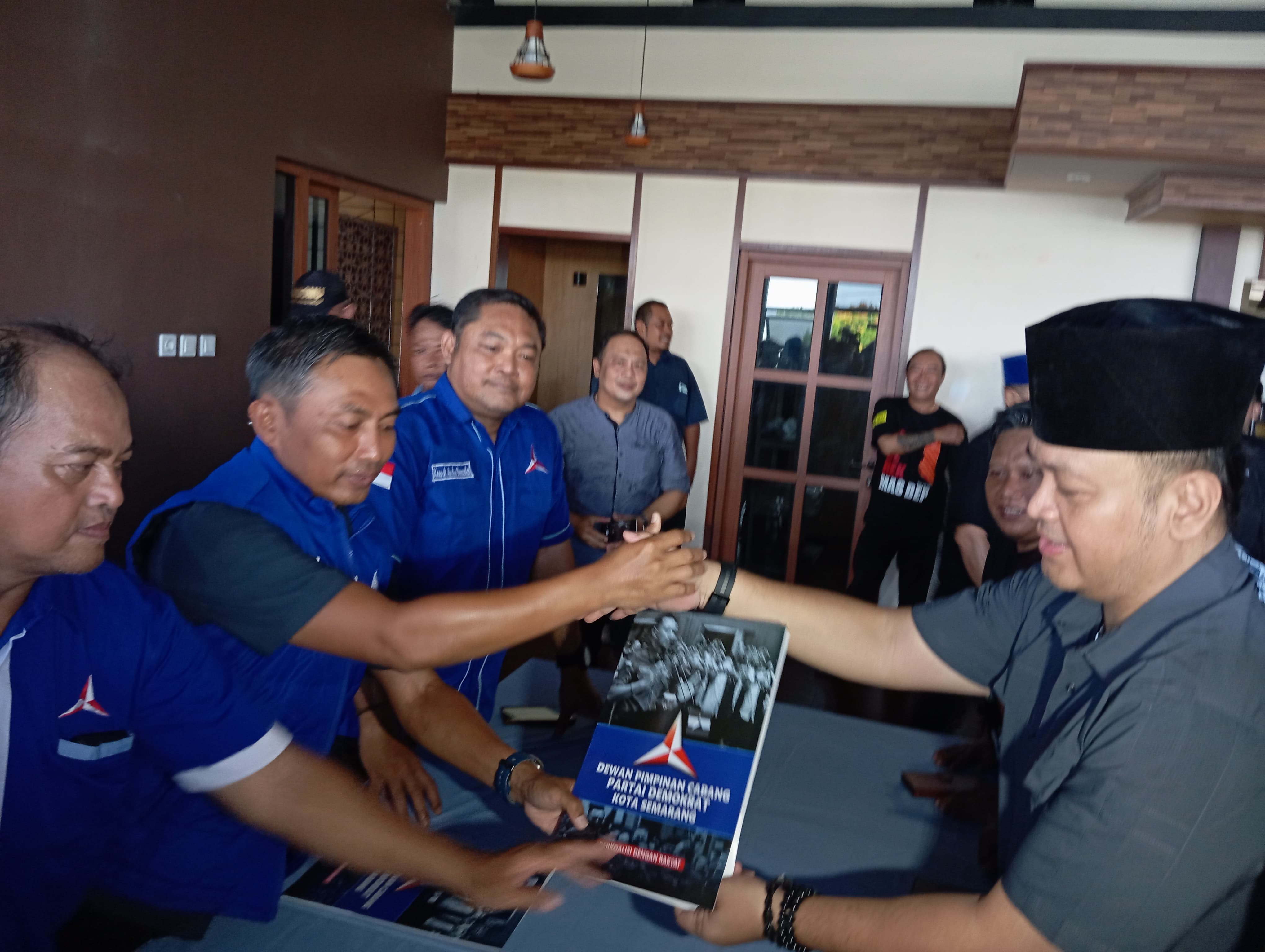 Bambang Eko Purnomo (berpeci) saat mendaftar ke Partai Demokrat, beberapa waktu lalu.