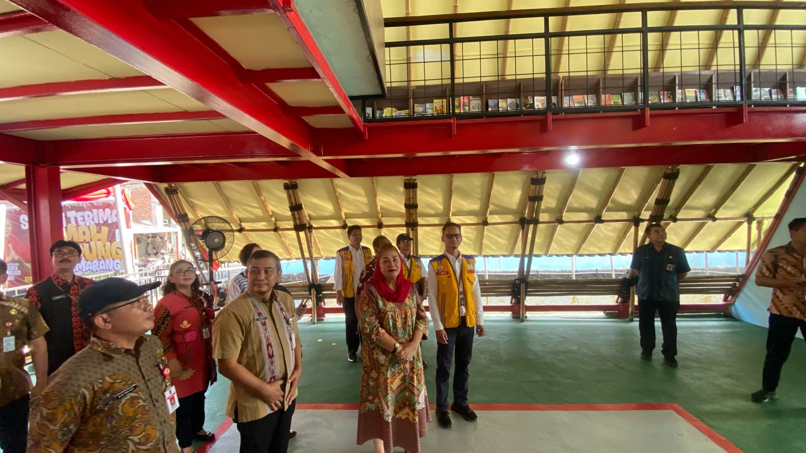 Wali Kota Semarang, Hevearita Gunaryanti Rahayu menerima penyerahan secara simbolis Rumah Apung Tambaklorok dari Kementerian Pekerjaan Umum dan Perumahan Rakyat (KemenPUPR), Selasa (28/5).