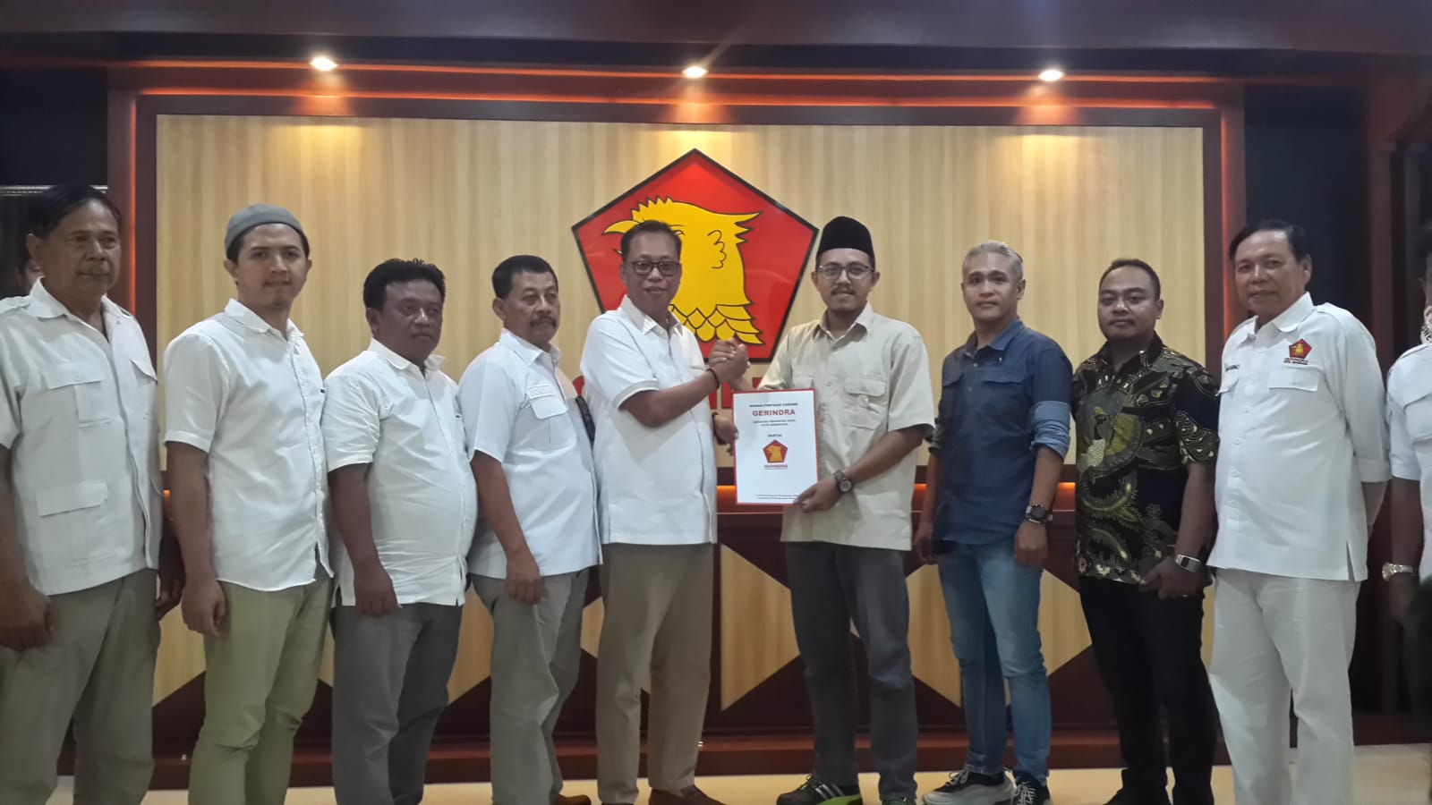 VISI-MISI: Dokter Muhammad Hayyi Wildani (berpeci) disambut oleh Ketua Desk Pemilihan Pilkada Partai Gerindra Kota Semarang, Joko Santoso dan pengurus DPC Gerindra untuk menyampaikan visi-misi.