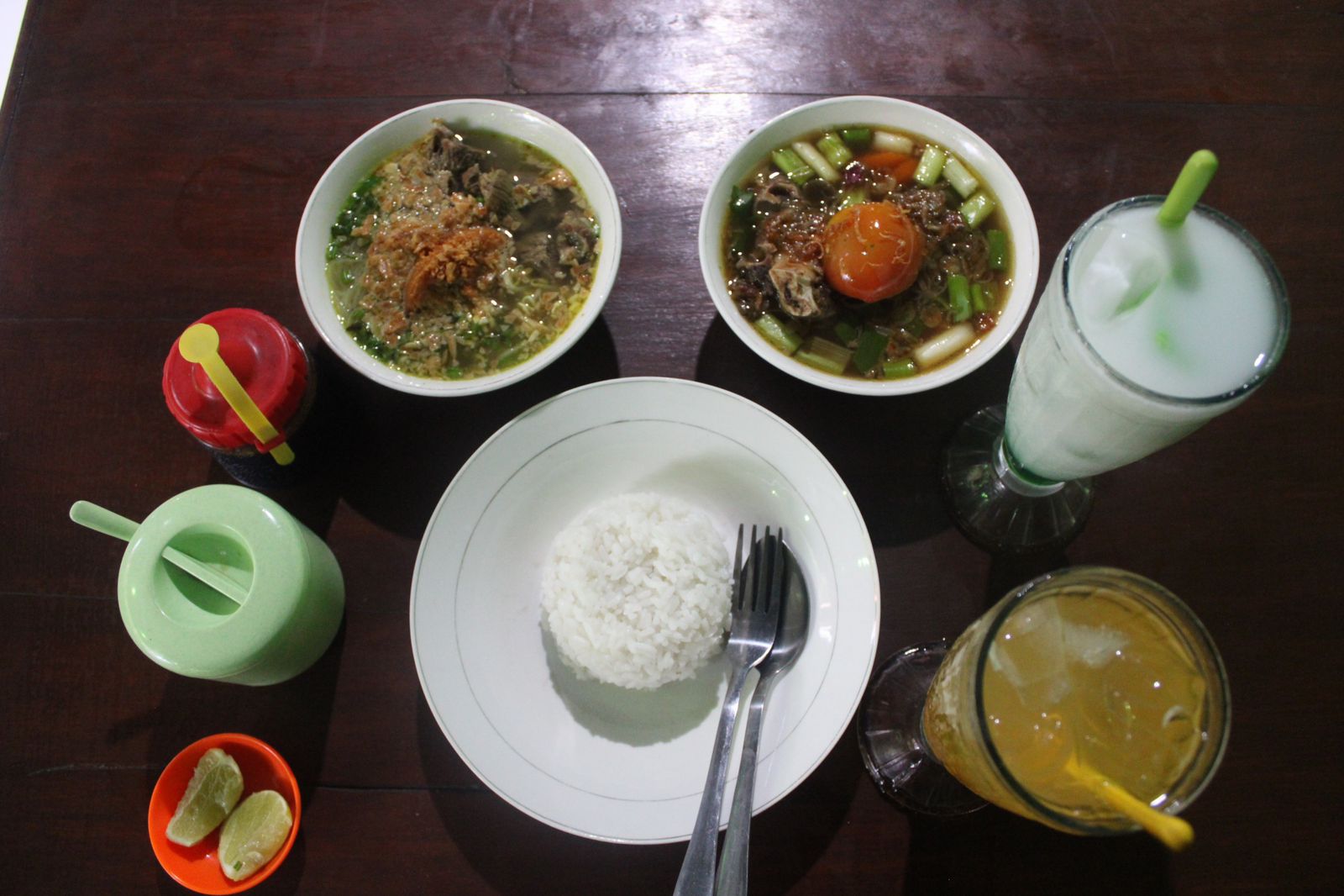 Kuliner Asem-asem Iga dan Soto Dengkul Patebon. DEVI KHOFIFATUR RIZQI/ JAWA POS RADAR SEMARANG