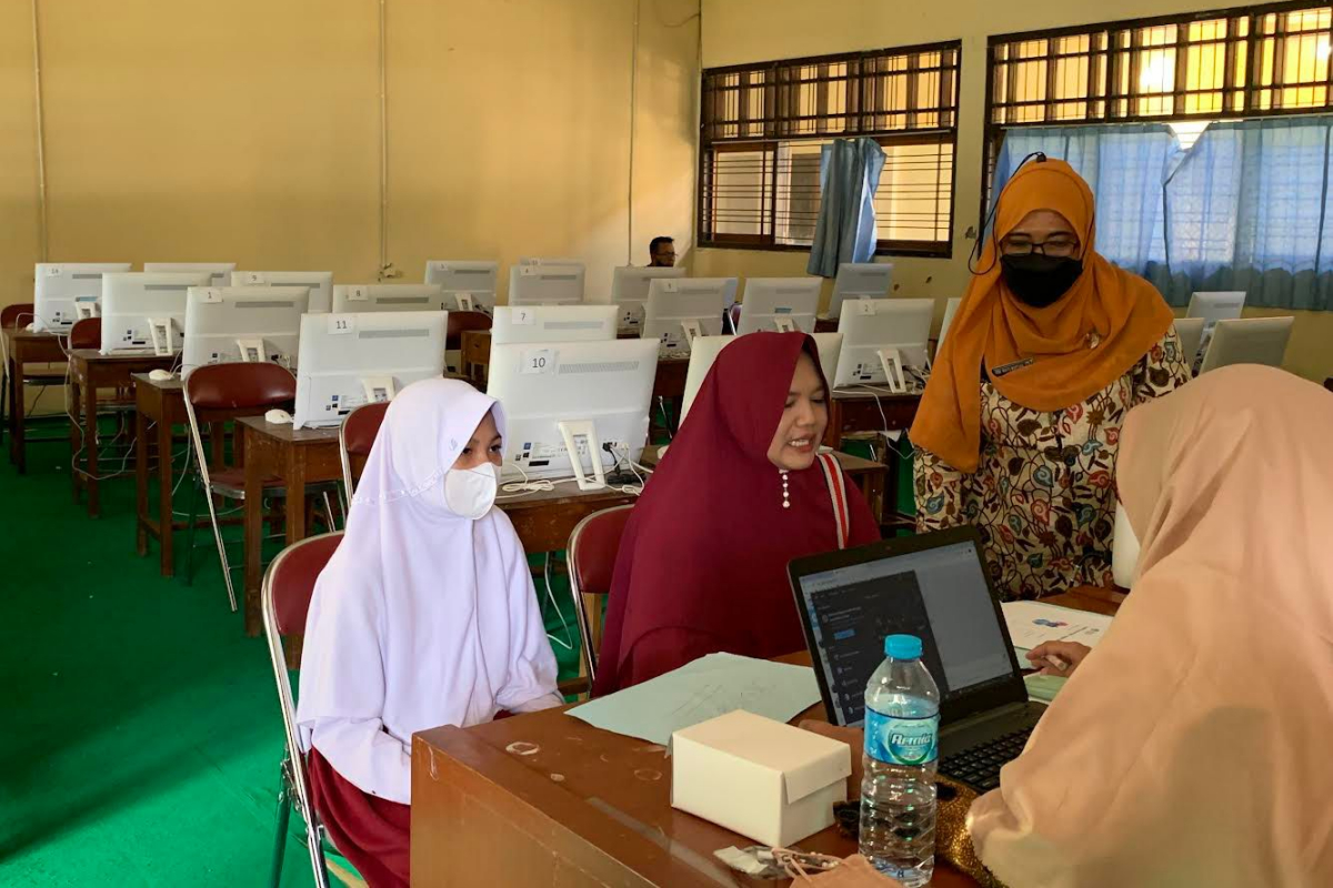 Siswa SD saat mendaftar ke SMP bersama orang tuanya. DEVI KHOFIFATUR RIZQI/ JAWA POS RADAR SEMARANG