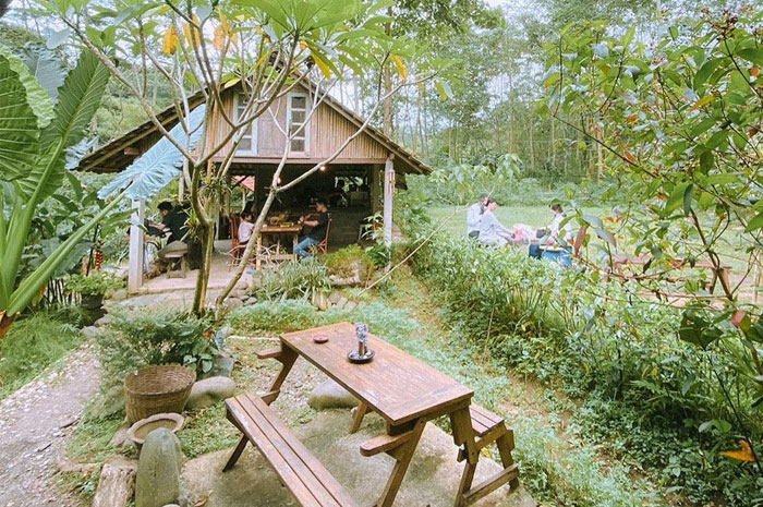 Suasana Latar Belakang Warung Lembah saat sore hari yang cerah.