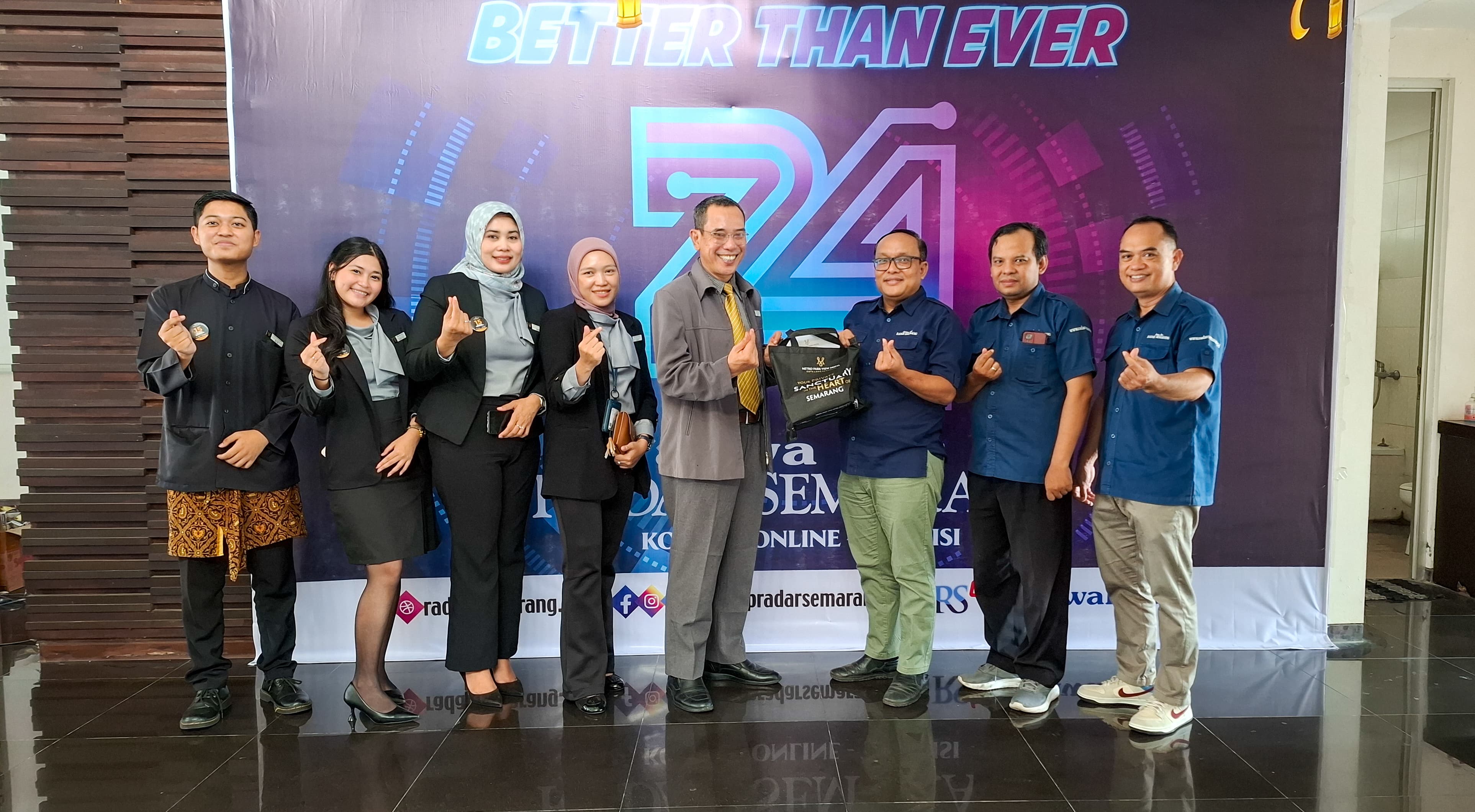 KUNJUNGAN REDAKSI: GM Metro Park View Hotel Kota Lama Semarang, Heri S Buhori memberikan cinderamata kepada GM Jawa Pos Radar Semarang, Iskandar di kantor redaksi Jawa Pos Radar Semarang, Rabu (29/5).